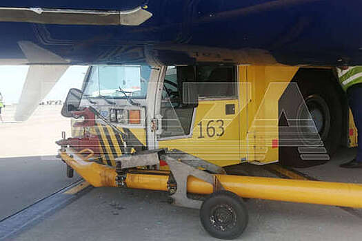 На видео попал буксир, который столкнулся с самолетом в Казани