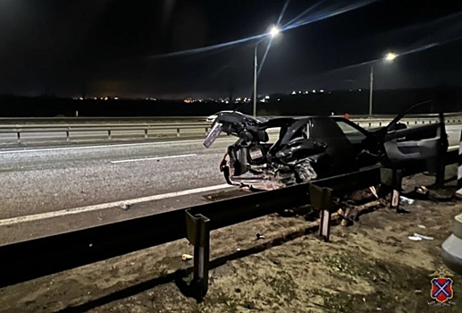 Под Волгоградом легковушка врезалась в металлическое ограждение