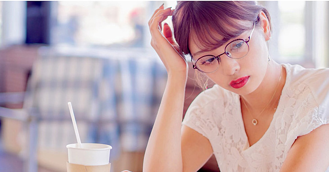 Почему японкам запрещают приходить на работу в очках