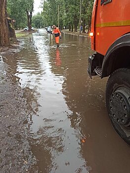 Дороги в Балакове утонули после ливня