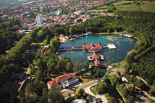 От целебного термального озера до исторических достопримечательностей: все, что нужно знать об уникальном курорте Хевиз в Венгрии
