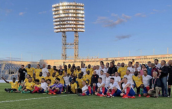 Команда легенд России обыграла сборную звезд Африки в товарищеском футбольном матче