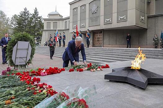 Губернатор Красноярского края возложил цветы к Вечному огню