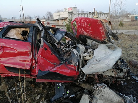 Водитель «Porsche Macan» на бешеной скорости врезался в бетонный забор: 1 погибший, 2 раненых