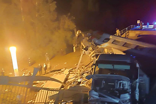 Начальник поезда: «На кабине машинистов лежала плита»