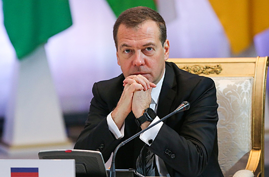 Медведев появился на официальном мероприятии в галстуке с пером