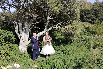Женщина вышла замуж за дерево и берет его фамилию