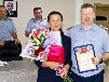 Министр труда и социальной защиты Республики Хакасия Татьяна Раменская вручила благодарственное письмо начальнику УФСИН Андрею Мисюре