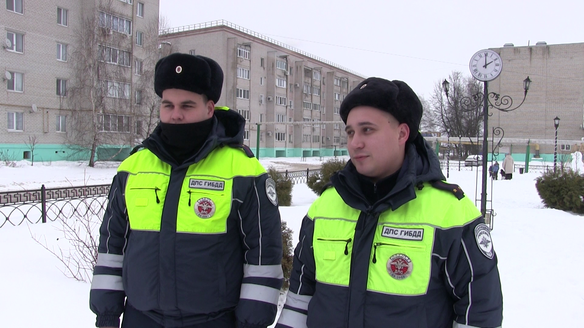 В Саратовской области автоинспекторы спасли двоих мужчин из квартиры, балкон которой загорелся ночью