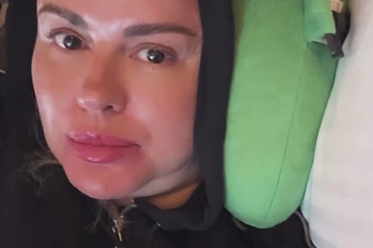 Певица Семенович заявила, что вынуждена спать в аэропорту из-за задержки рейса