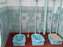 Российского учителя отчитали за участие в конкурсе на худший школьный туалет