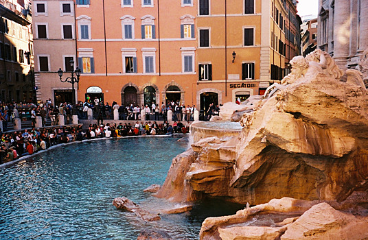 Туристам в Риме запретили купаться в фонтанах и есть на улицах