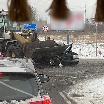 На въезде в Черняховск столкнулись легковушка и трактор