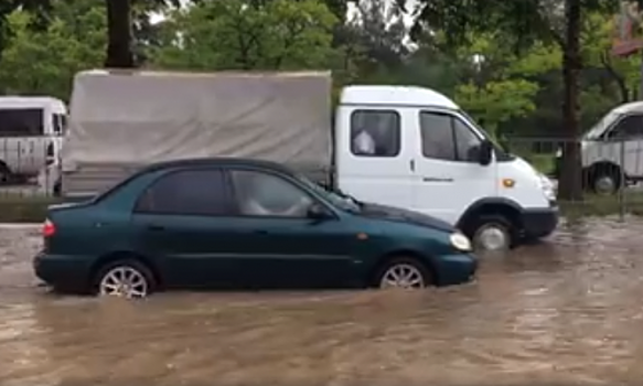 Видеофакт: в Севастополе ливень превратил проспект в озеро