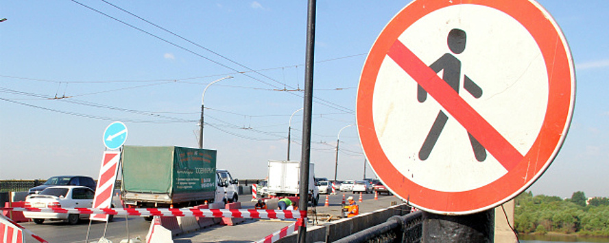 Опасный Ленинградский мост в Омске закрыли для пешеходов