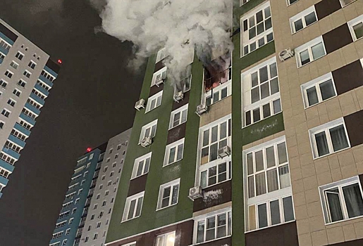 «Люди с балконов молили о помощи»: в МЧС рассказали, что из-за припаркованных машин подъемник не смог ...