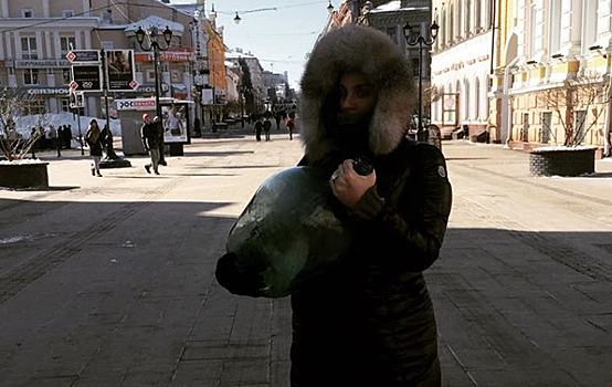 Елена Ваенга прикупила в Нижнем Новгороде бутыль для самогона