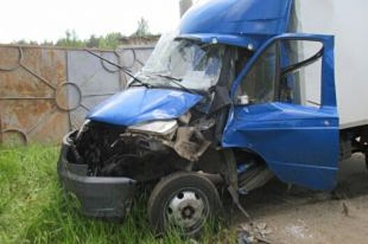 В Ярославском районе столкнулись грузовик и легковушка: есть пострадавшие