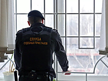 Жительница Омска столкнула с лестницы судебного пристава