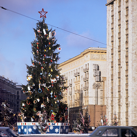 Новогодняя елка на площади 50-летия Октября (ныне Манежная площадь), 1976 год