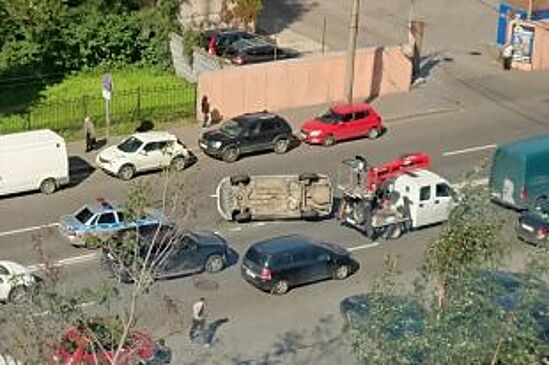 Иномарка перевернулась на бок после ДТП у Смоленского кладбища