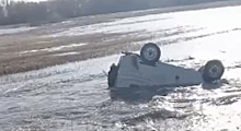 Под Новосибирском паводок смыл машину природоохранного инспектора