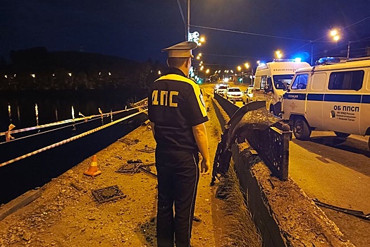 В Нижнем Тагиле тонированный Lexus упал с моста