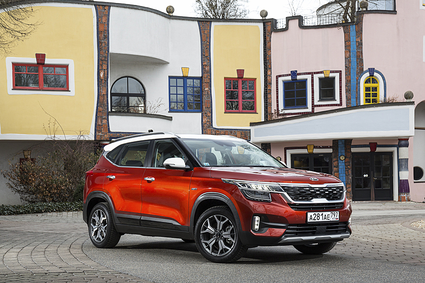 9 место: Kia Seltos. Ситуация с Kia Seltos неоднозначна. Модель не производится на калининградском «Автоторе» с весны 2022 года, однако у Kia есть Одобрение типа транспортного средства на Seltos южнокорейской сборки, так что, теоретически, компания может поставлять ее из-за рубежа. Кроме того, параллельный импорт открыл путь в Россию для альтернативных версий Seltos, таких как китайский KX3