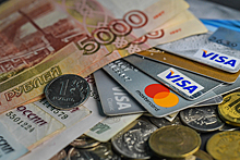 Россияне набрали рекордный объем долгов по кредиткам