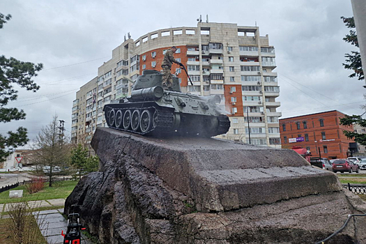 Военнослужащие ремонтных подразделений Восточного военного округа привели в порядок танк-памятник в Хабаровске