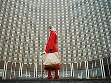 Снегири, рябина и гостиница «Космос» в объективе Алены Чендлер — посмотрите новый лукбук Loom by Rodina