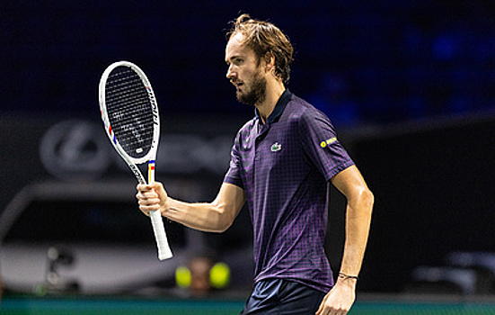 Даниил Медведев вышел в третий круг турнира в Париже после снятия Димитрова