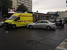 В центре Анапы «Мерседес» врезался в «скорую»