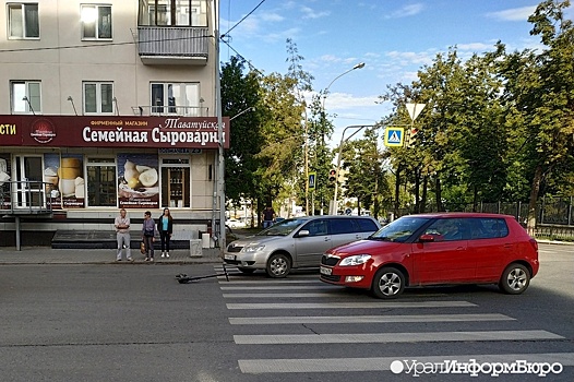 В Екатеринбурге мужчина на электросамокате ринулся под колеса машины