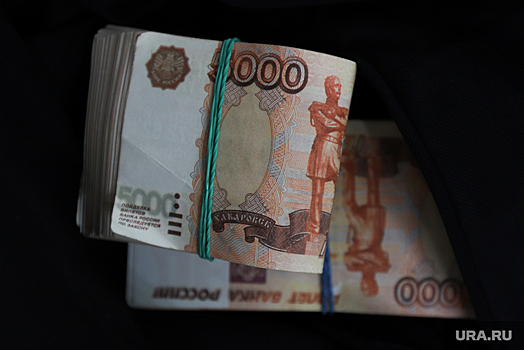 В ХМАО мужчина пытался заработать на инвестициях и потерял почти миллион рублей