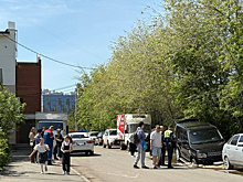 В Самаре 12 мая асфальт провалился под иномаркой