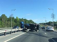 В Самаре на Волжском шоссе образовался затор из-за перевернувшегося трактора