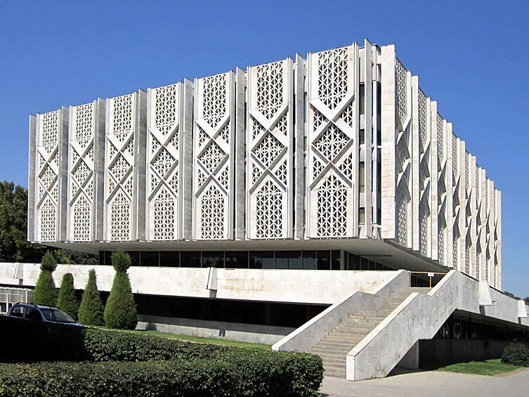 Музей истории Узбекистана располагается в здании, которое специально было построено в 1970 году для созданного в Ташкенте музея Ленина.