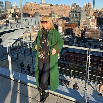 Дама с попугаем: Кристина Орбакайте гуляет по Нью-Йорку в красочном вязаном пальто