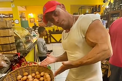Съедающий по 100 яиц в день мужчина рассказал о своей диете
