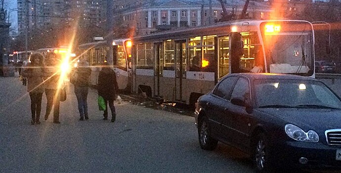 Авария парализовала движение трамваев на Щербаковской улице в Москве