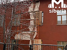 Столетнее здание новосибирской школы пошло трещинами – дети на дистанте