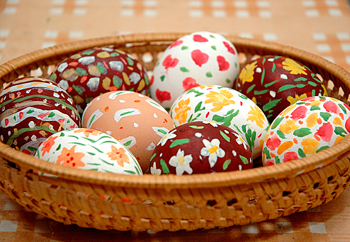 Шеф-повар Белькович посоветовал использовать для пасхальных яиц натуральные красители