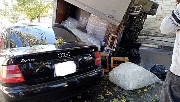 Водителя Lada Priora зажало в машине деревом