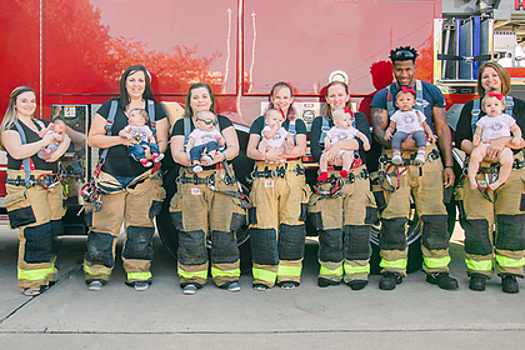Жены пожарных с одной станции одновременно родили