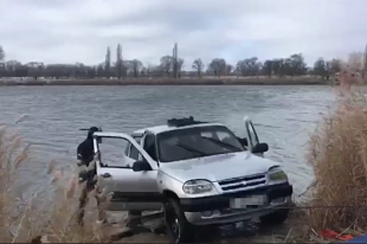 На Ставрополье водитель утопил в водоеме машину, скрываясь от полиции