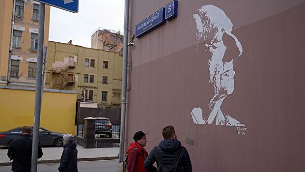 Актеры "Ленкома" восстановили закрашенное граффити с портретом Захарова