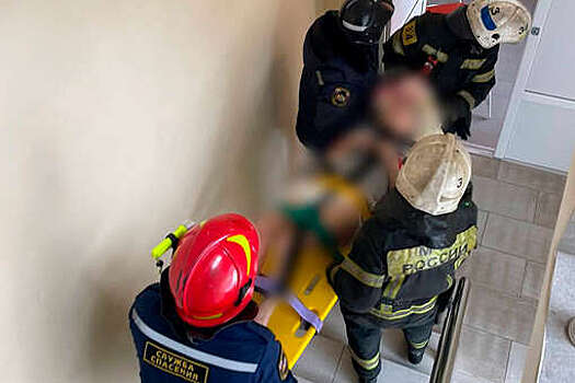 Пожарные достали упавшую в шахту лифта с третьего этажа 82-летнюю женщину