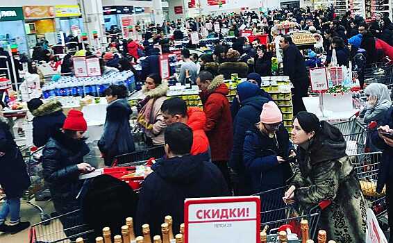 «Творится что-то невообразимое»: ростовчане атакуют торговые центры, скупая еду на Новый год
