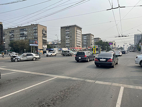 Mercedes спровоцировал массовое ДТП в Центральном районе — есть пострадавший